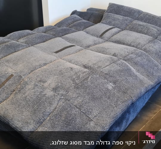 ספה אפורה בחדר עם רצפת אריחים